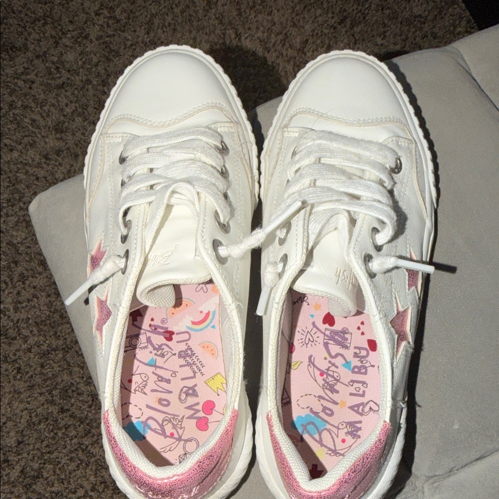 Blowfish White Sneakers with Pink Star Accents - Picture 5 of 9
